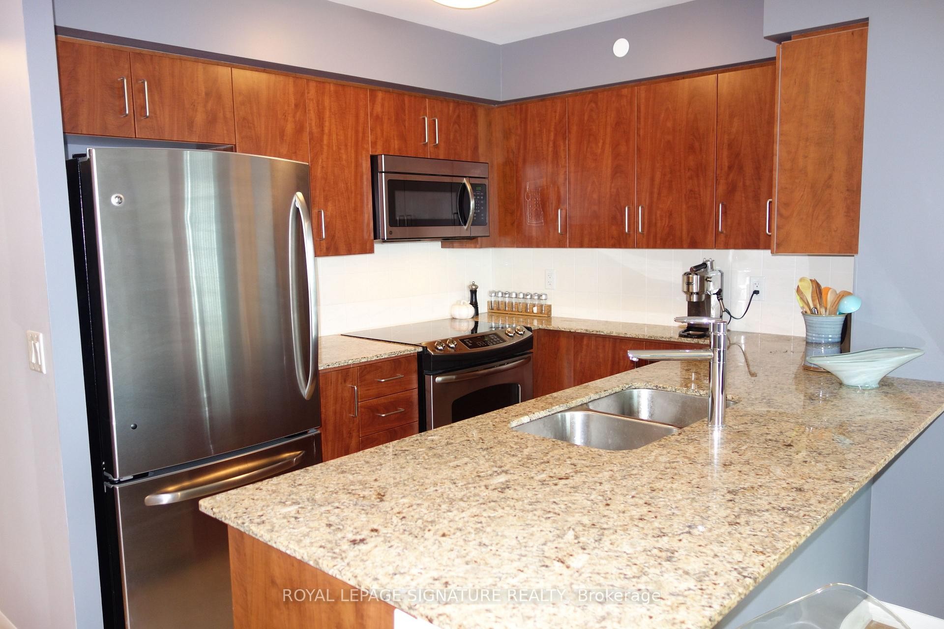 706-205 Sherway Gardens Road, Toronto, ON - Indoor Photo Showing Kitchen With Double Sink With Upgraded Kitchen