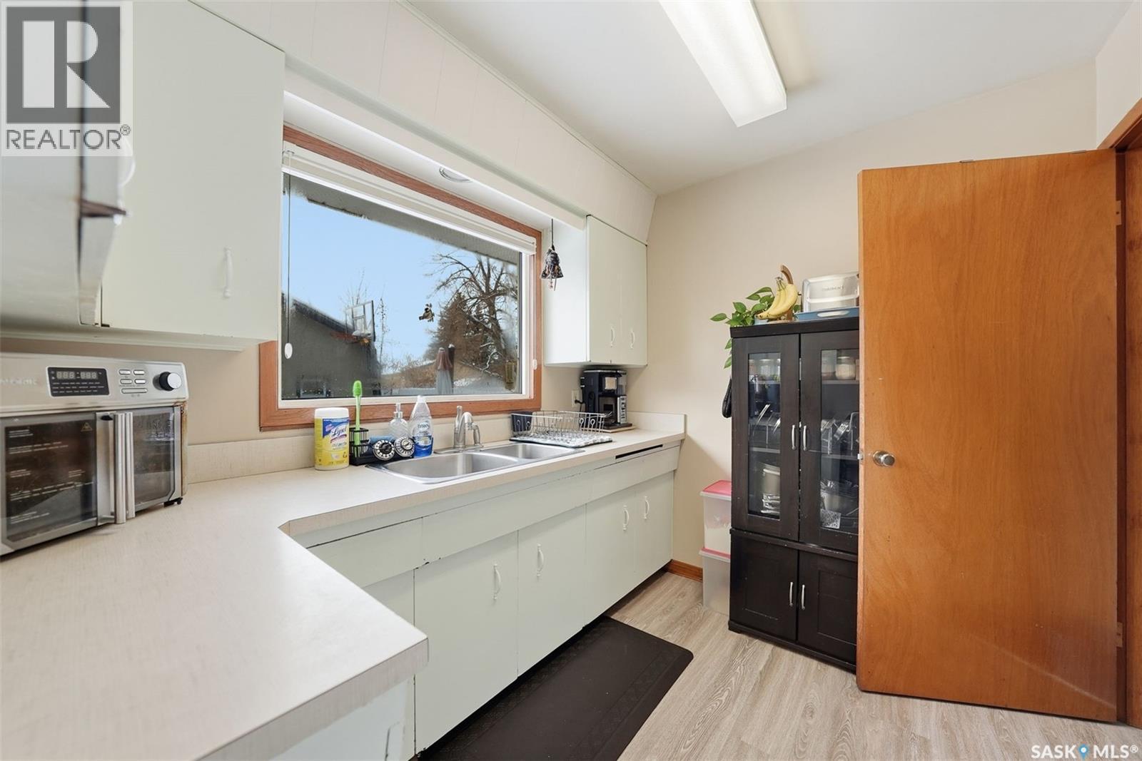 57 Murphy Crescent, Saskatoon, SK - Indoor Photo Showing Kitchen With Double Sink
