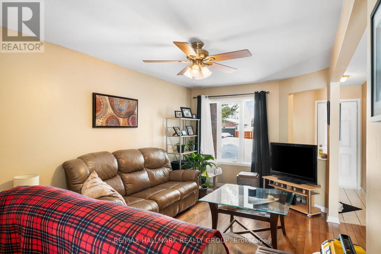 857 Nesting Way Nw, Ottawa, ON - Indoor Photo Showing Living Room