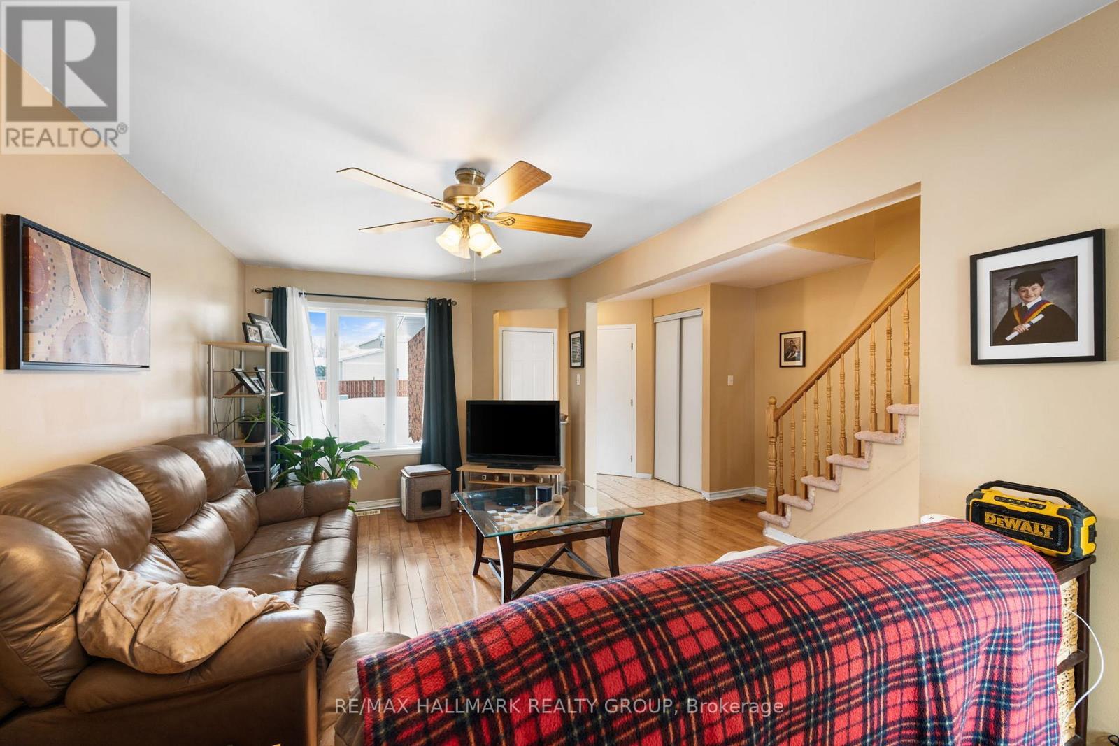 857 Nesting Way Nw, Ottawa, ON - Indoor Photo Showing Living Room