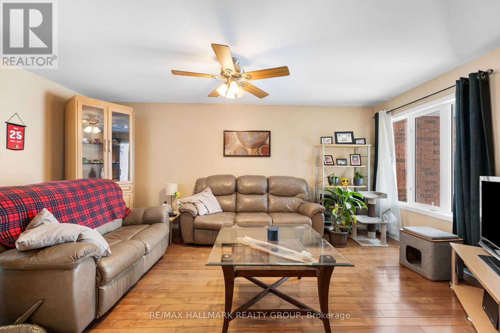 857 Nesting Way Nw, Ottawa, ON - Indoor Photo Showing Living Room