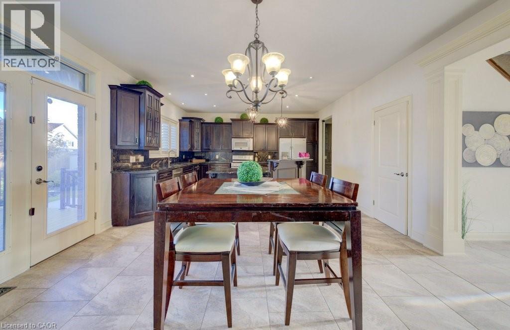 6379 Christopher Crescent, Niagara Falls, ON - Indoor Photo Showing Dining Room