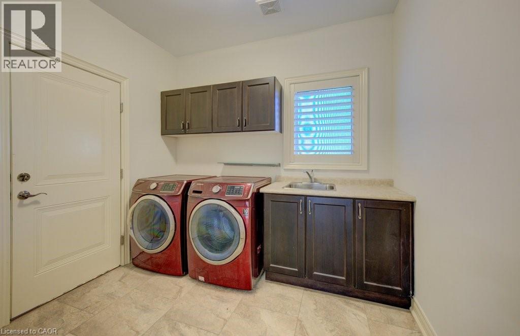 6379 Christopher Crescent, Niagara Falls, ON - Indoor Photo Showing Laundry Room