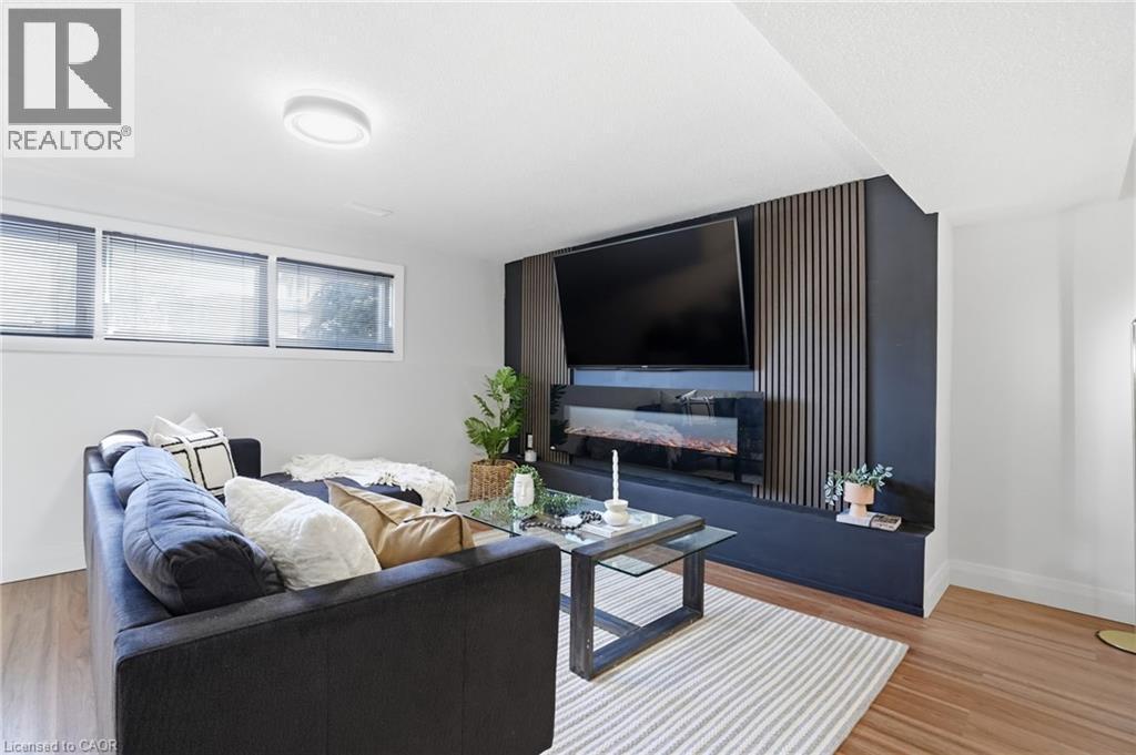 14 Basin Crescent, Hamilton, ON - Indoor Photo Showing Living Room