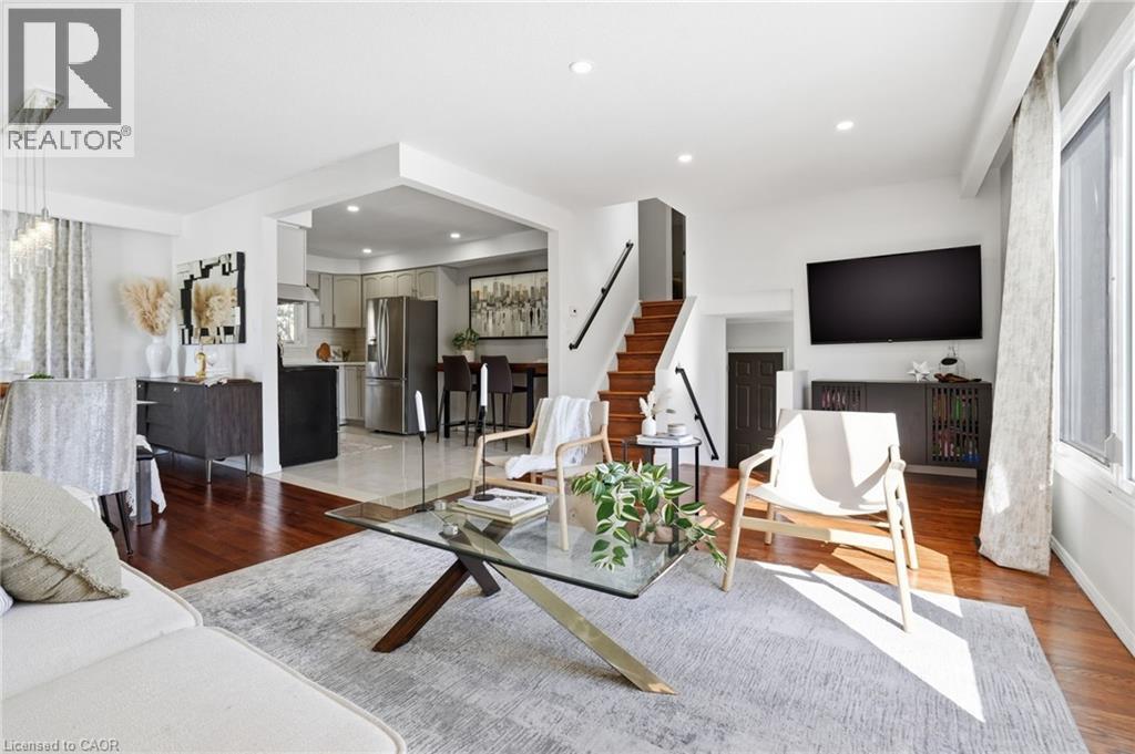 14 Basin Crescent, Hamilton, ON - Indoor Photo Showing Living Room
