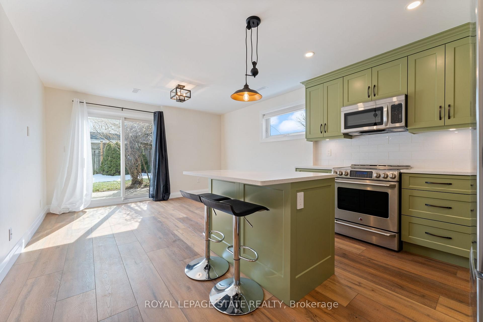 144 Ravenbury Drive, Hamilton, ON - Indoor Photo Showing Kitchen With Upgraded Kitchen