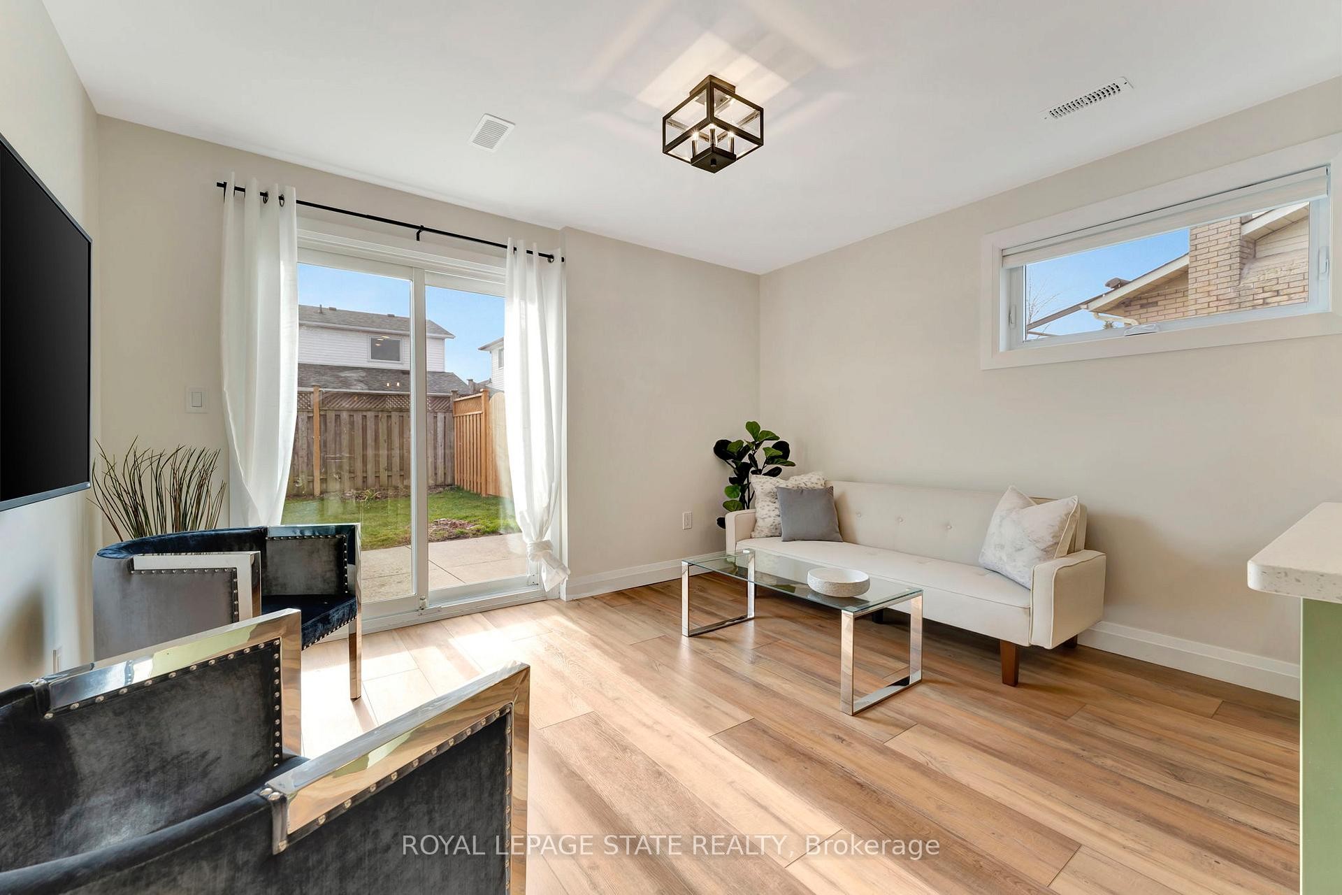 144 Ravenbury Drive, Hamilton, ON - Indoor Photo Showing Living Room