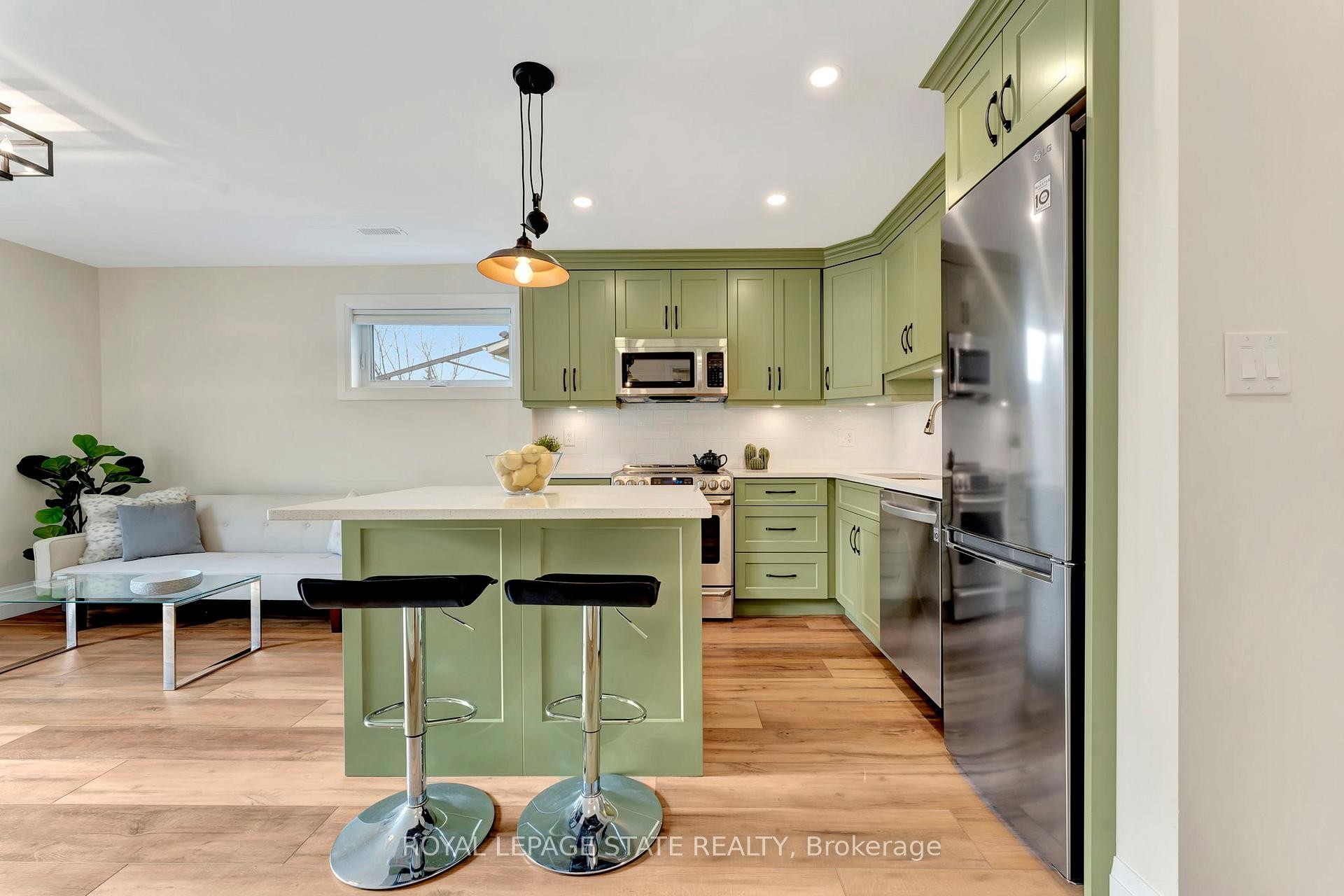 144 Ravenbury Drive, Hamilton, ON - Indoor Photo Showing Kitchen With Upgraded Kitchen