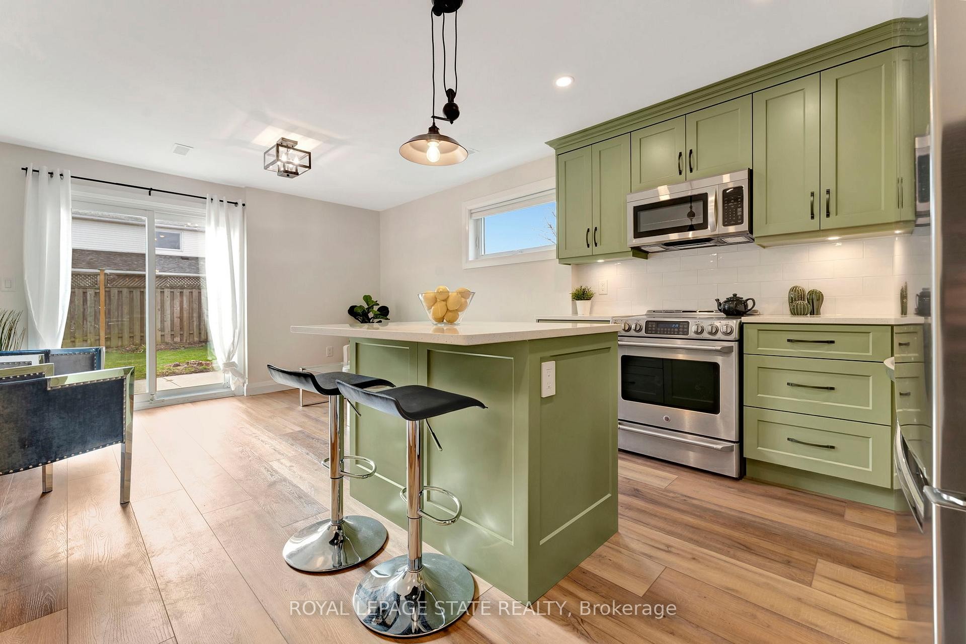 144 Ravenbury Drive, Hamilton, ON - Indoor Photo Showing Kitchen With Stainless Steel Kitchen With Upgraded Kitchen