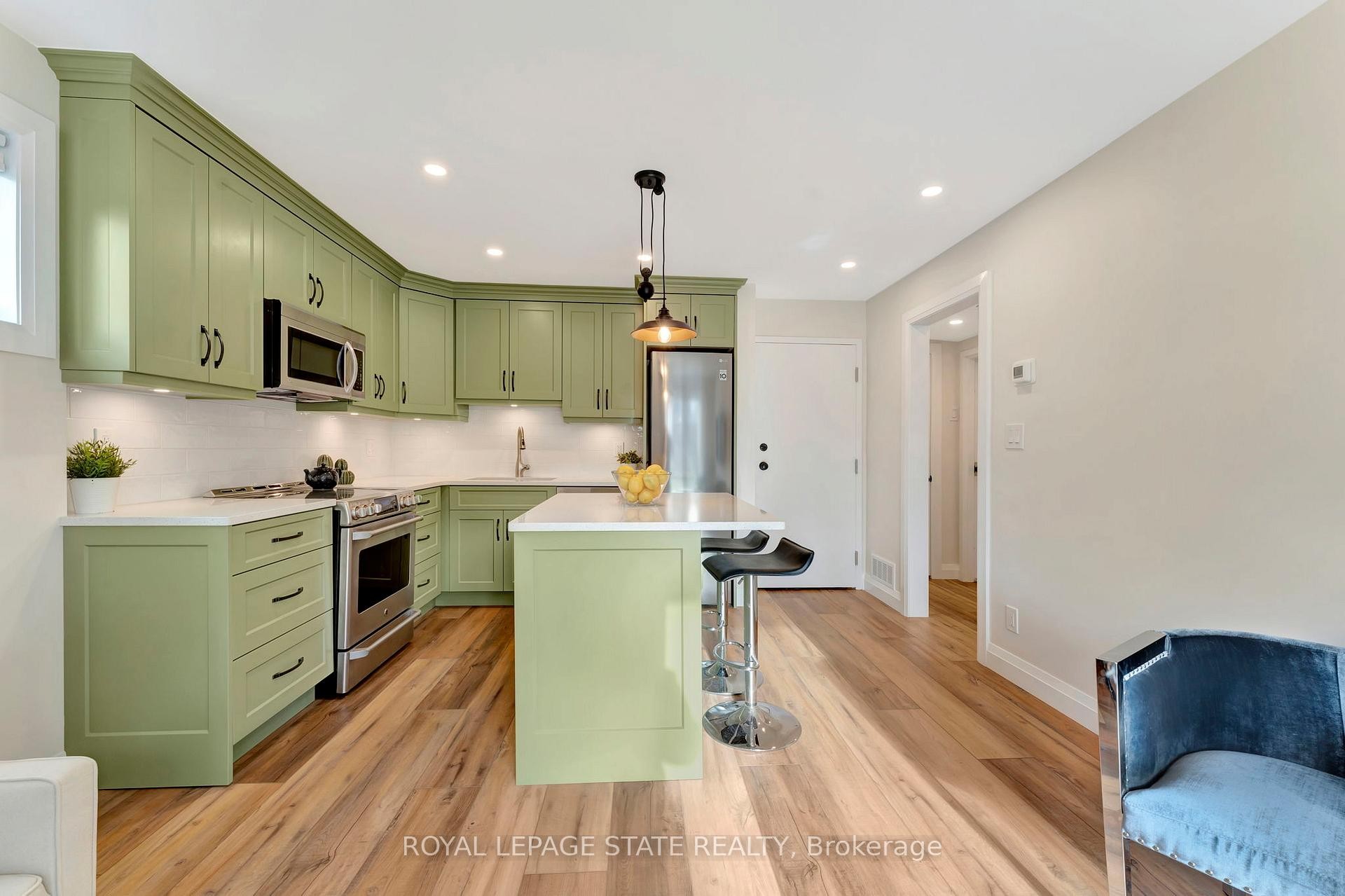 144 Ravenbury Drive, Hamilton, ON - Indoor Photo Showing Kitchen With Upgraded Kitchen