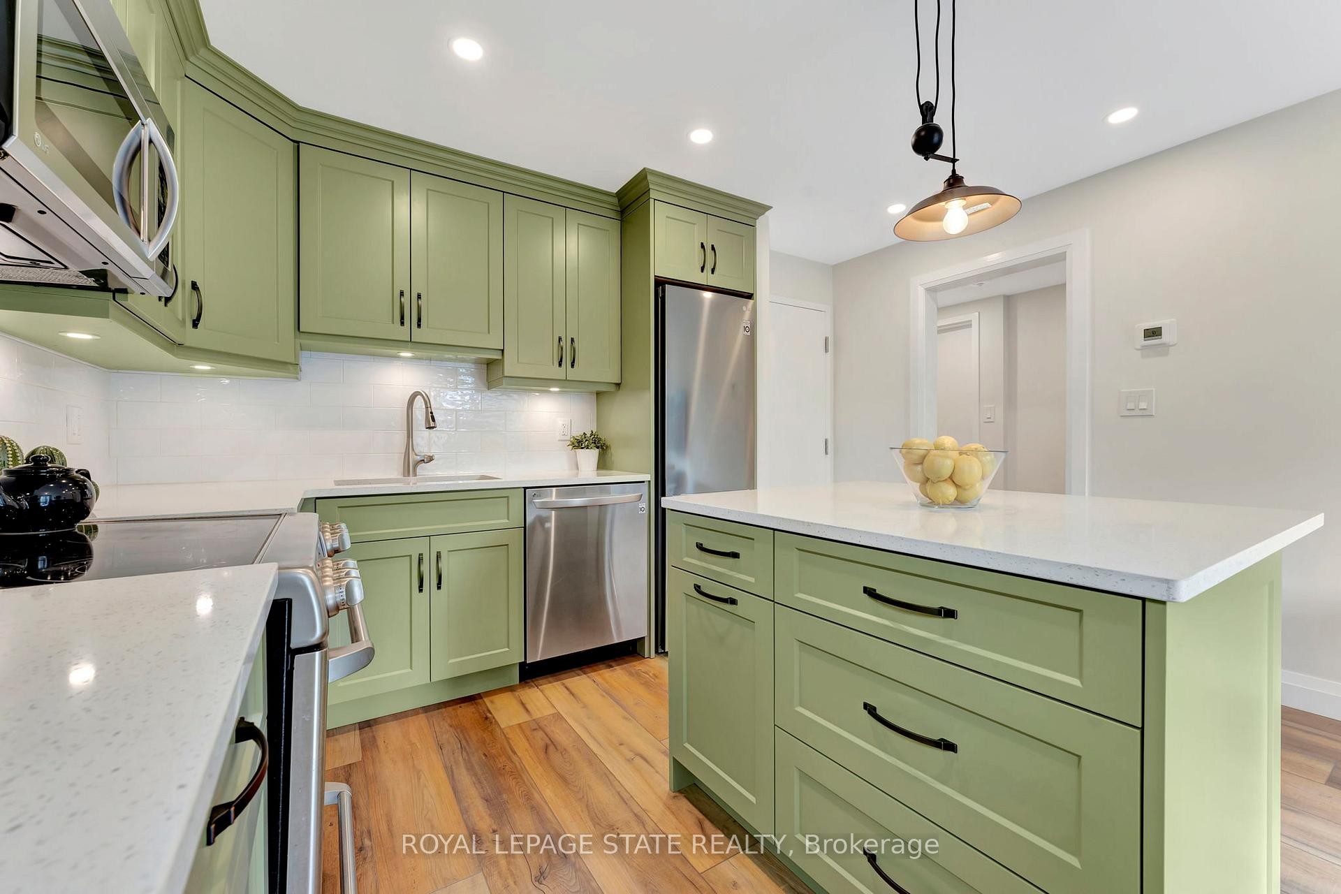 144 Ravenbury Drive, Hamilton, ON - Indoor Photo Showing Kitchen With Stainless Steel Kitchen With Upgraded Kitchen