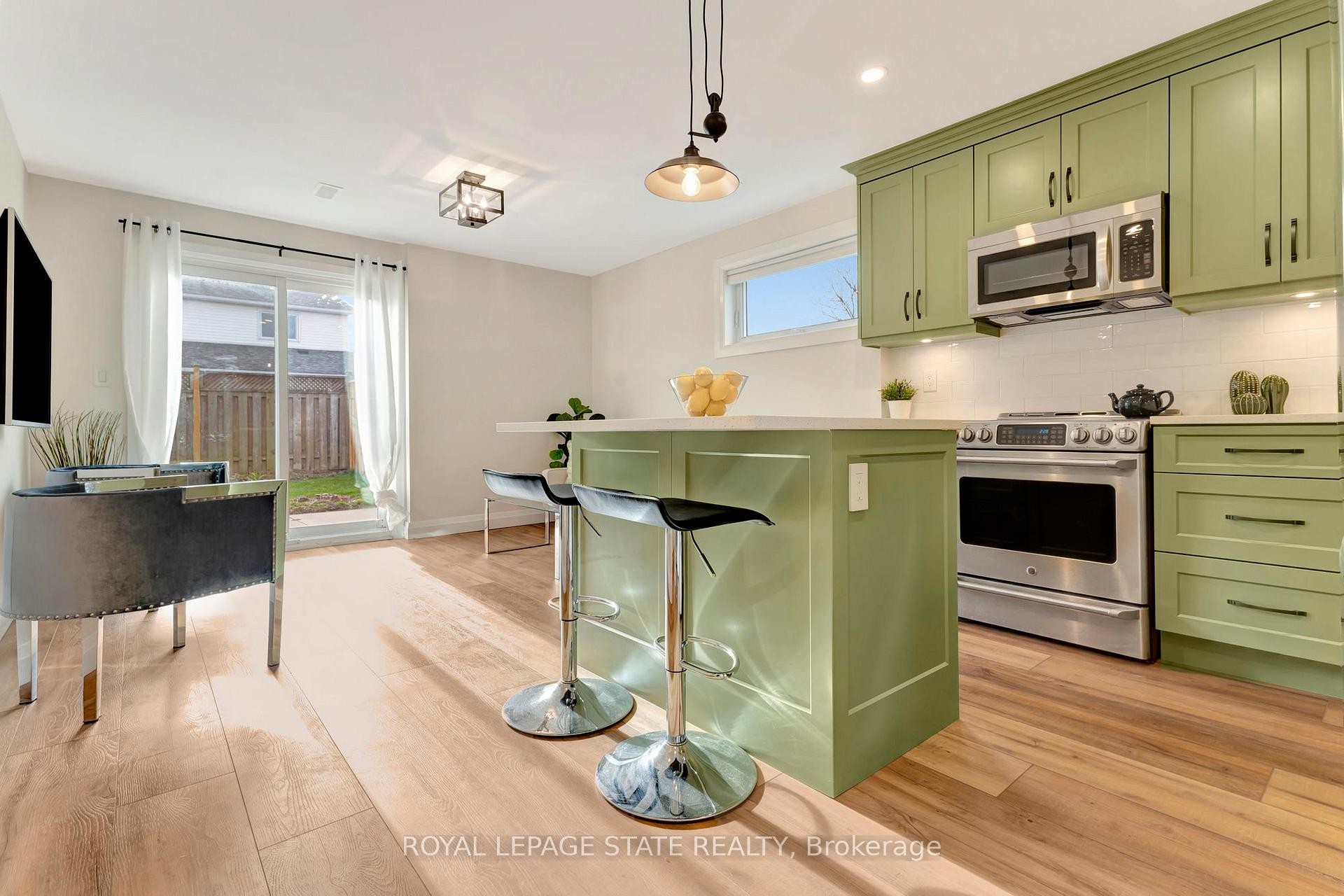 144 Ravenbury Drive, Hamilton, ON - Indoor Photo Showing Kitchen With Upgraded Kitchen