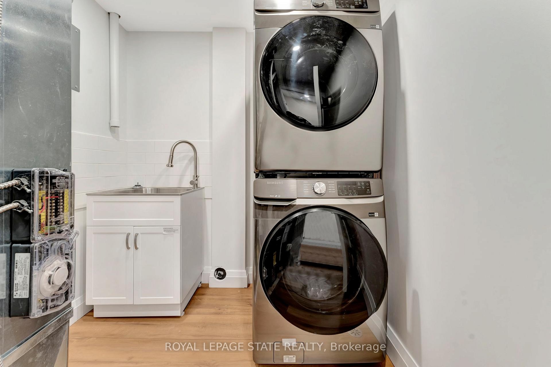 144 Ravenbury Drive, Hamilton, ON - Indoor Photo Showing Laundry Room