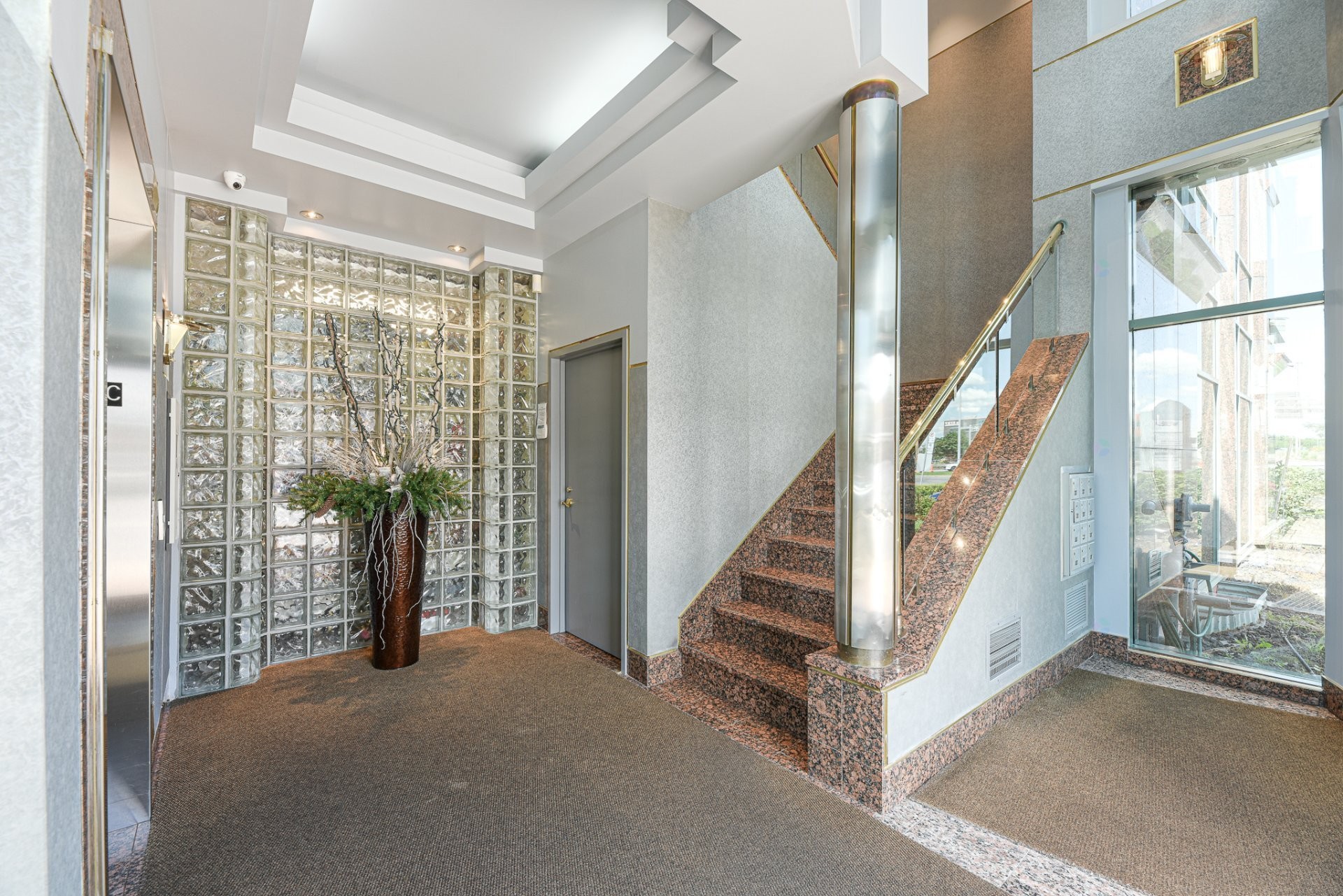 Hall d'entrée/Vestibule - 203-2499 Rue St-Georges (Lemoyne), Longueuil (Le Vieux-Longueuil), QC - Indoor Photo Showing Other Room