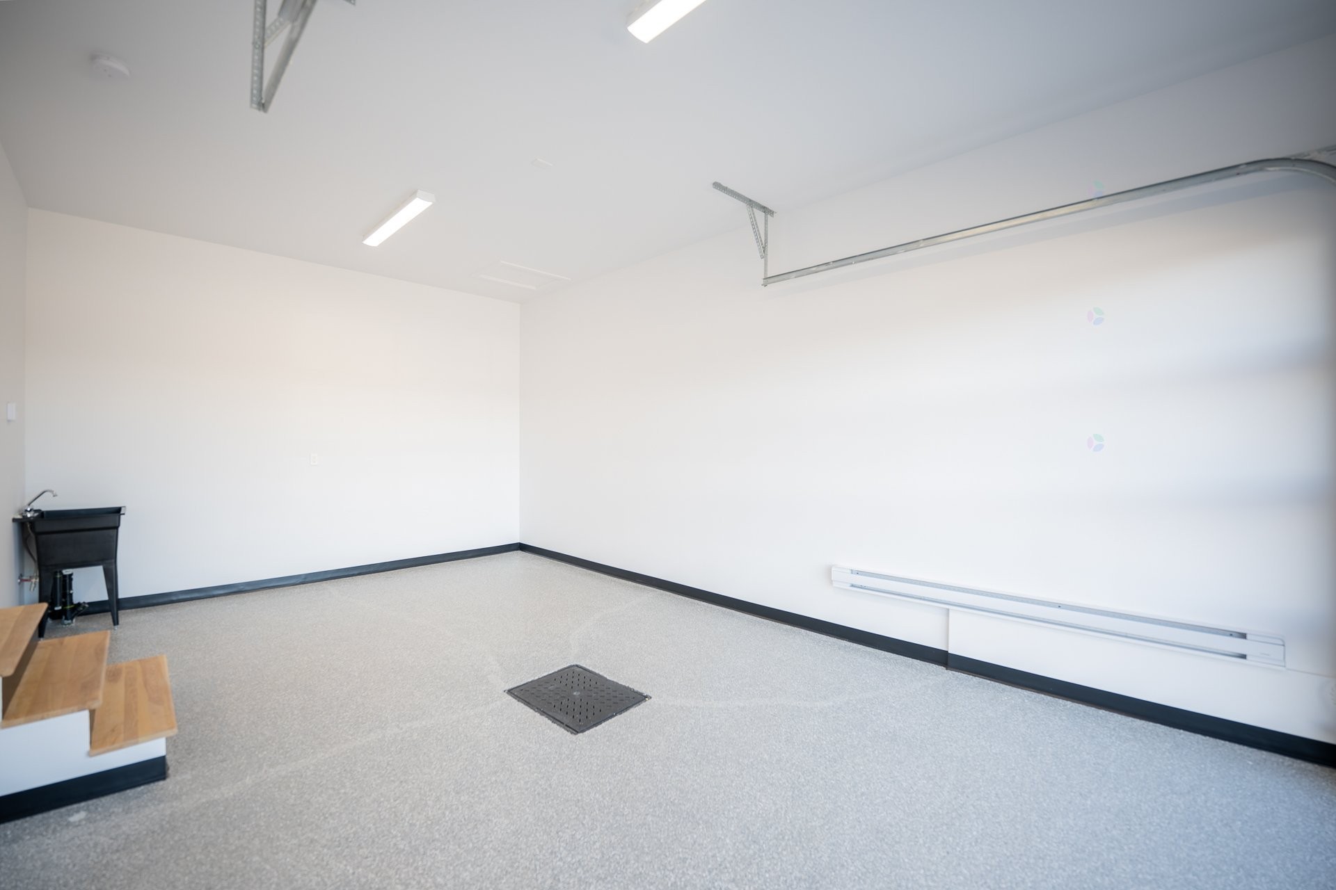 Garage - 19 Rue Des Trembles, Saint-Jean-Sur-Richelieu, QC - Indoor Photo Showing Other Room