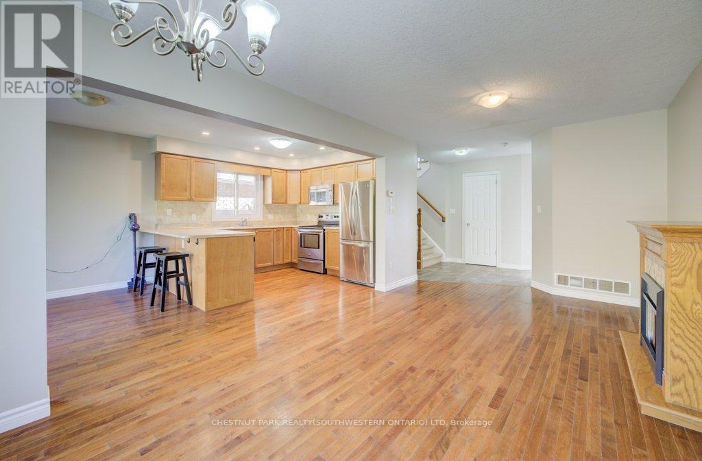 404 Tealby Crescent, Waterloo, ON - Indoor Photo Showing Kitchen