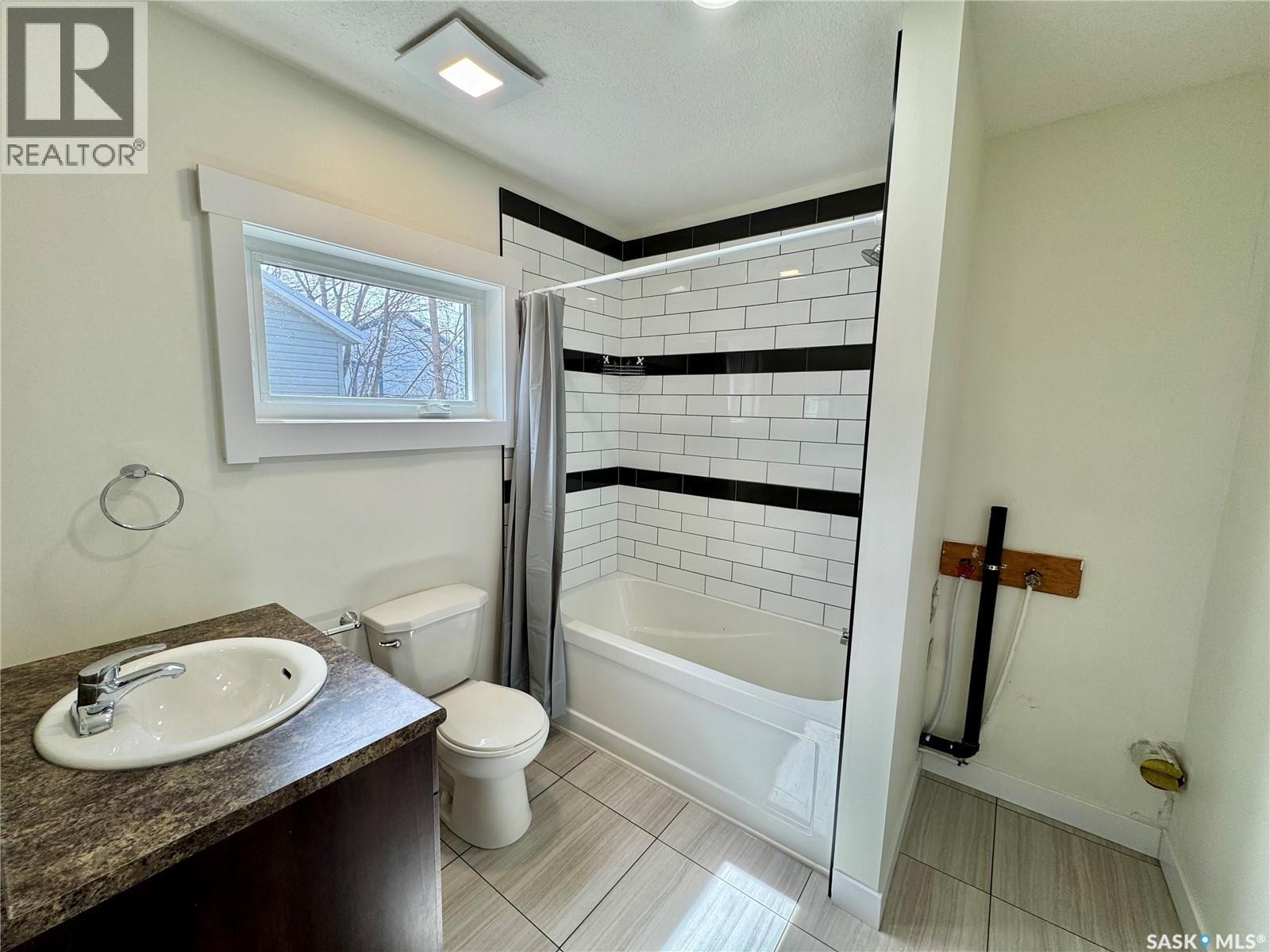 211 9Th Street E, Prince Albert, SK - Indoor Photo Showing Bathroom