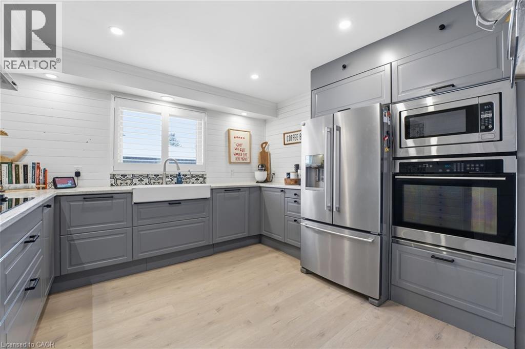 104 Cindy Avenue, Cambridge, ON - Indoor Photo Showing Kitchen With Upgraded Kitchen