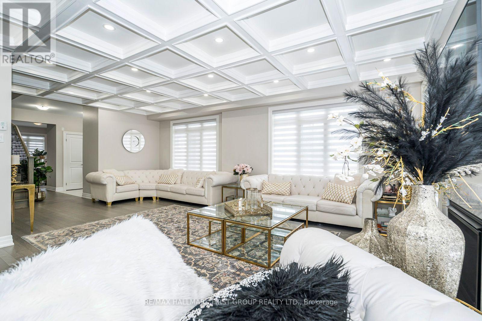21 Souter Drive, Whitby, ON - Indoor Photo Showing Living Room