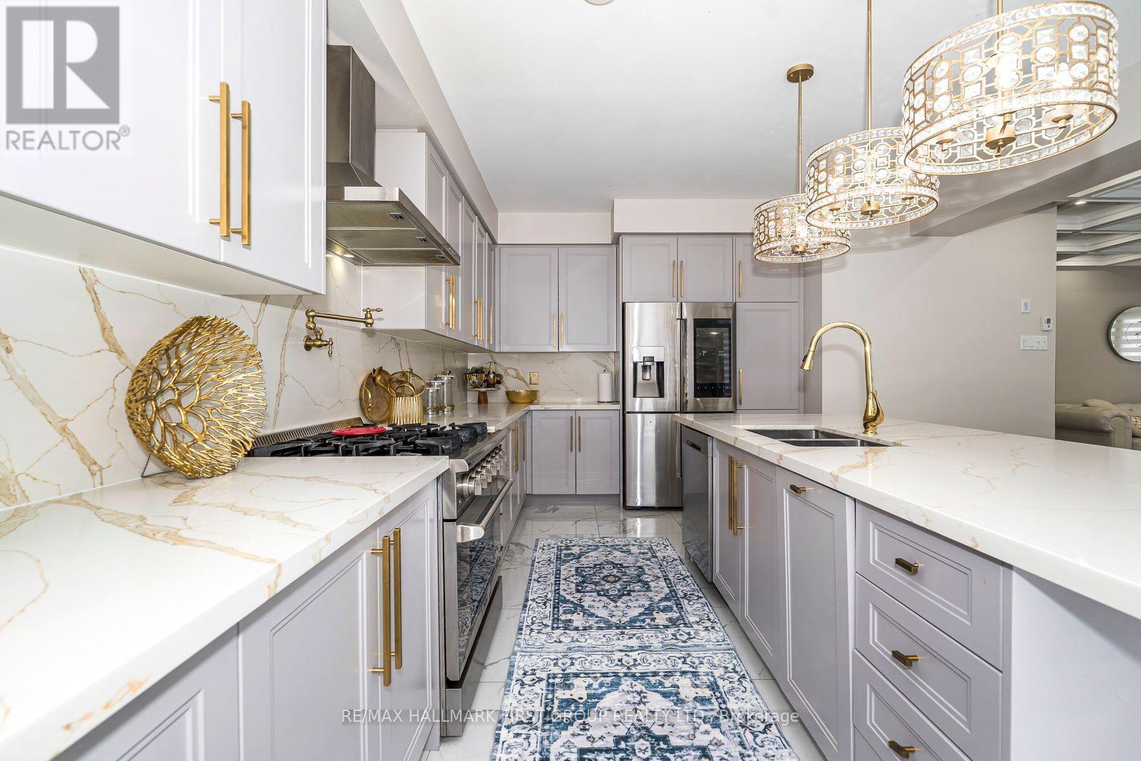 21 Souter Drive, Whitby, ON - Indoor Photo Showing Kitchen With Double Sink With Upgraded Kitchen