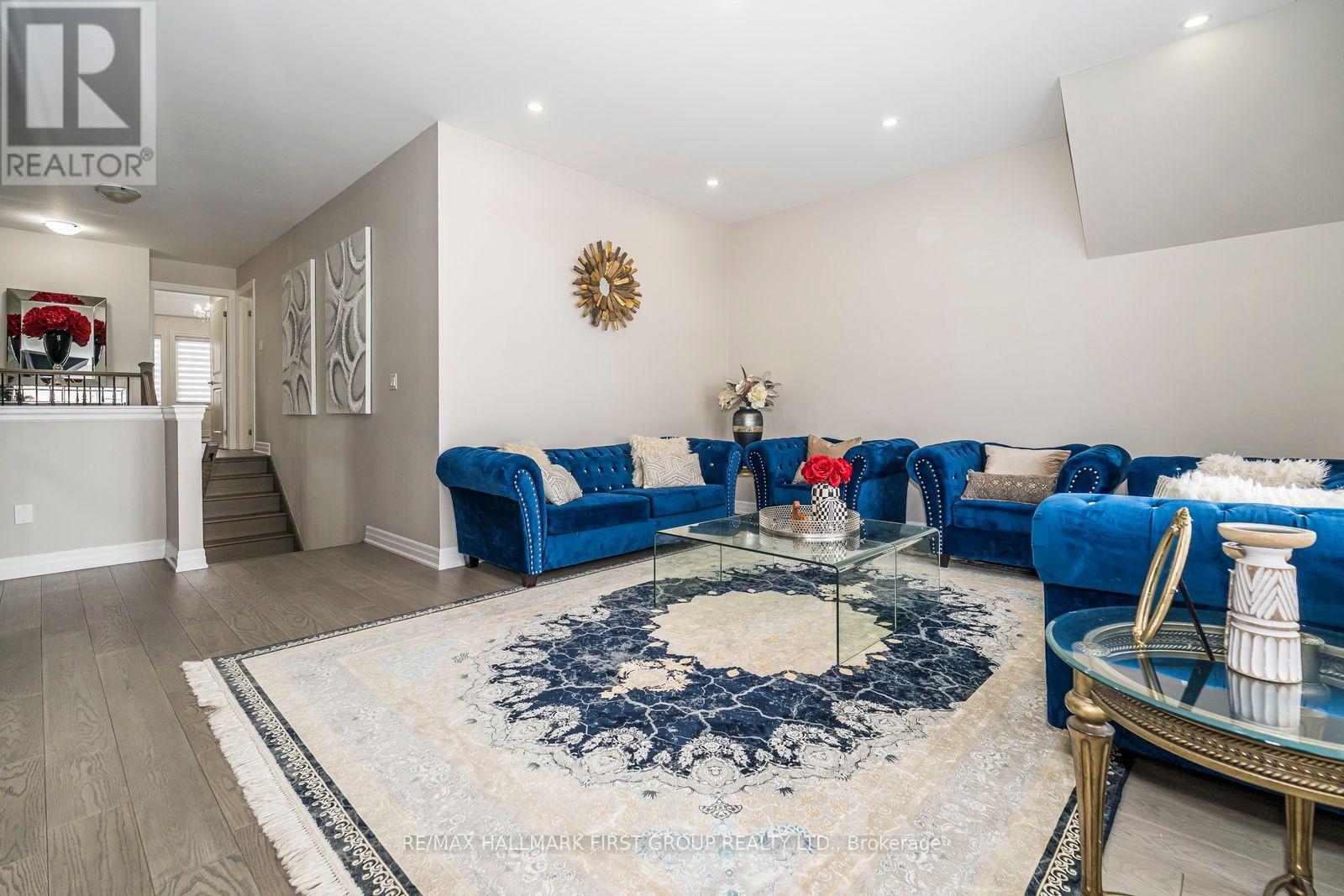 21 Souter Drive, Whitby, ON - Indoor Photo Showing Living Room
