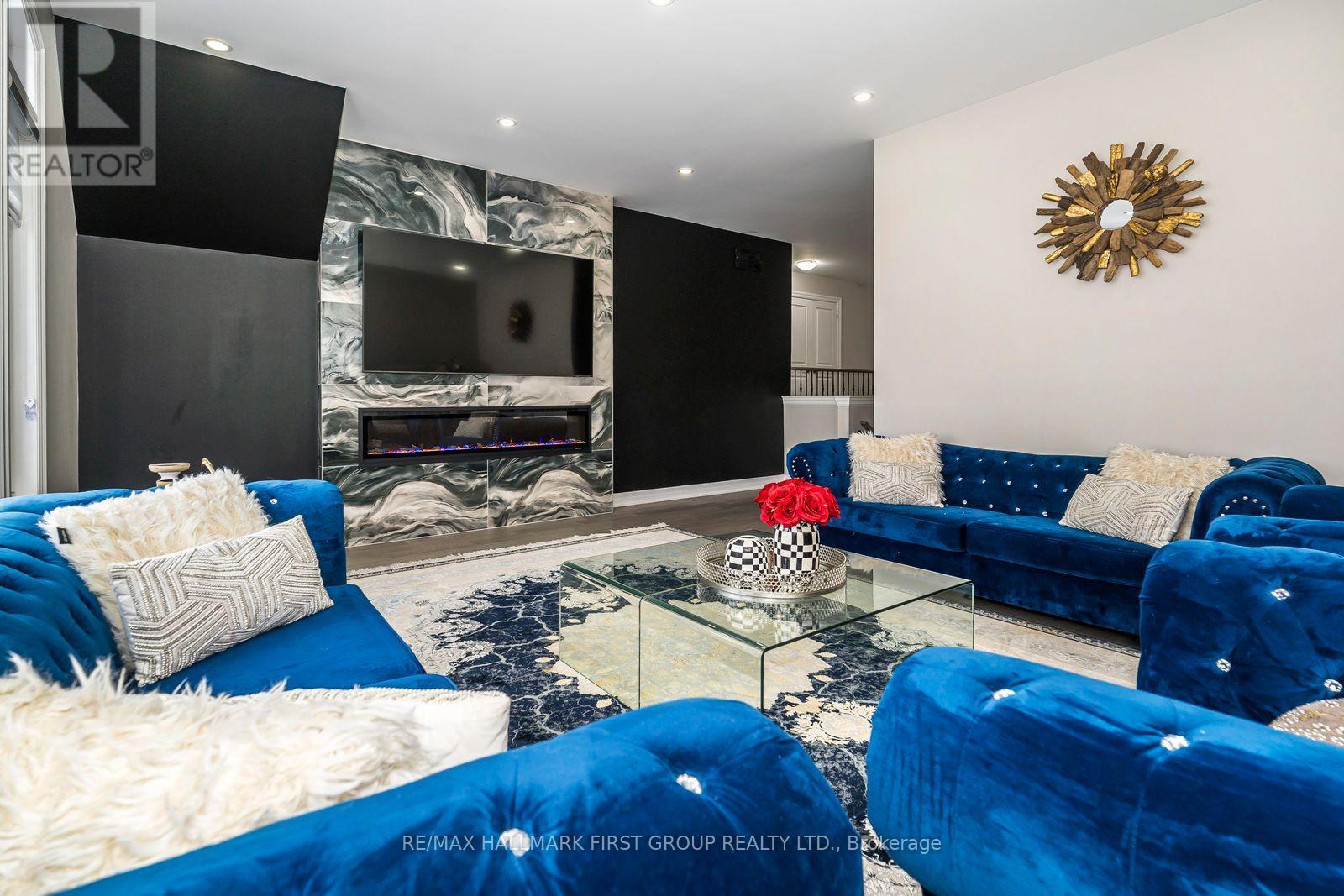 21 Souter Drive, Whitby, ON - Indoor Photo Showing Living Room