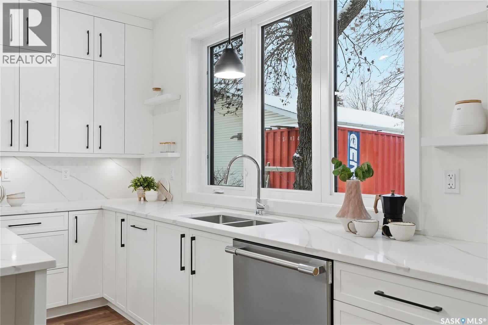 1137 13Th Street E, Saskatoon, SK - Indoor Photo Showing Kitchen With Double Sink With Upgraded Kitchen