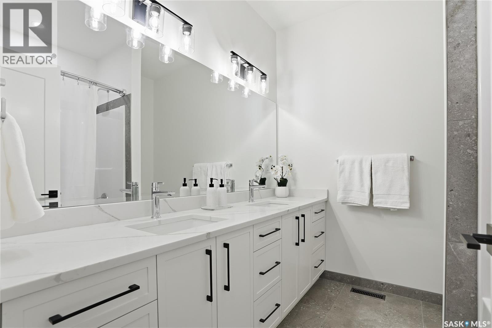 1137 13Th Street E, Saskatoon, SK - Indoor Photo Showing Bathroom