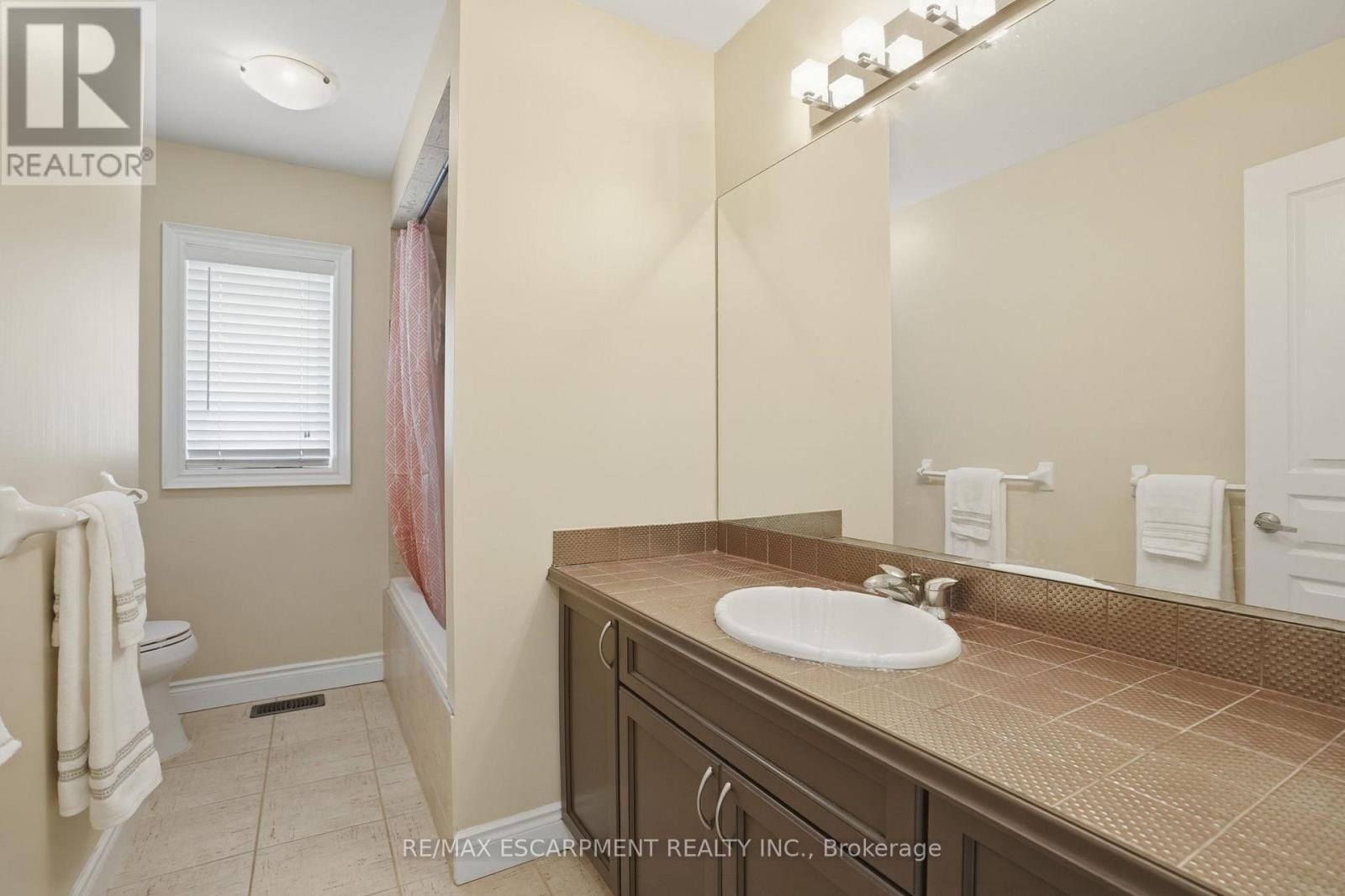 223 Annabelle Street, Hamilton, ON - Indoor Photo Showing Bathroom