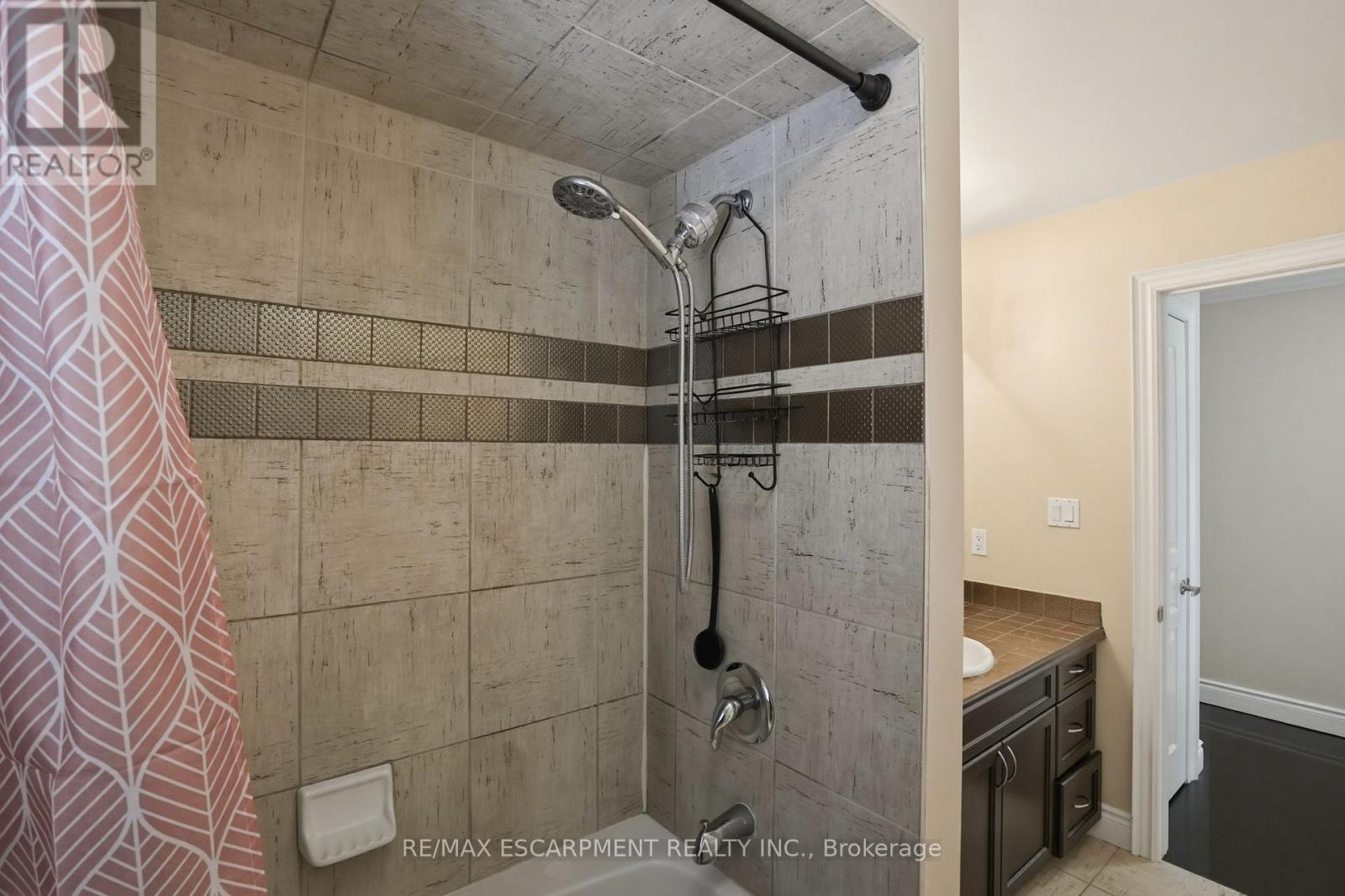 223 Annabelle Street, Hamilton, ON - Indoor Photo Showing Bathroom