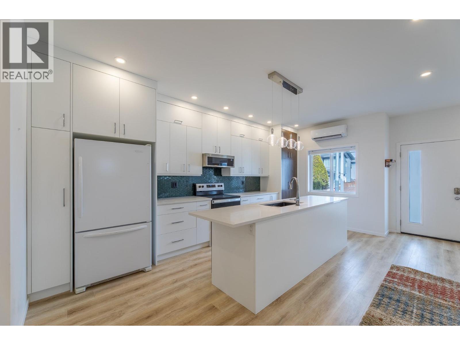 490 Eckhardt Avenue Unit# 101, Penticton, BC - Indoor Photo Showing Kitchen