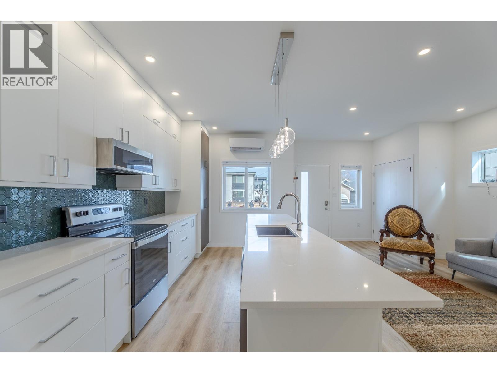 490 Eckhardt Avenue Unit# 101, Penticton, BC - Indoor Photo Showing Kitchen With Upgraded Kitchen