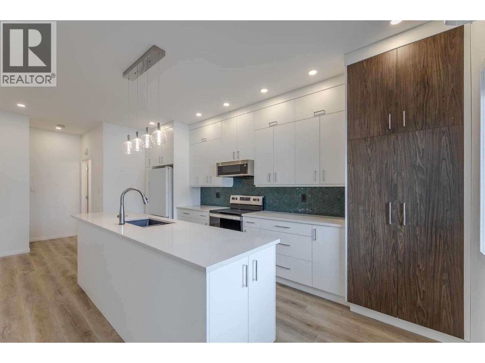 490 Eckhardt Avenue Unit# 101, Penticton, BC - Indoor Photo Showing Kitchen With Upgraded Kitchen