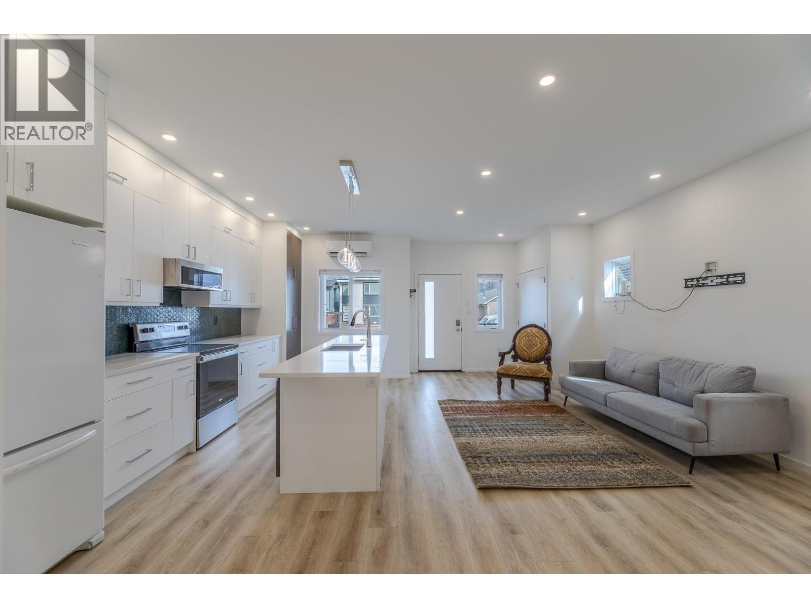 490 Eckhardt Avenue Unit# 101, Penticton, BC - Indoor Photo Showing Kitchen