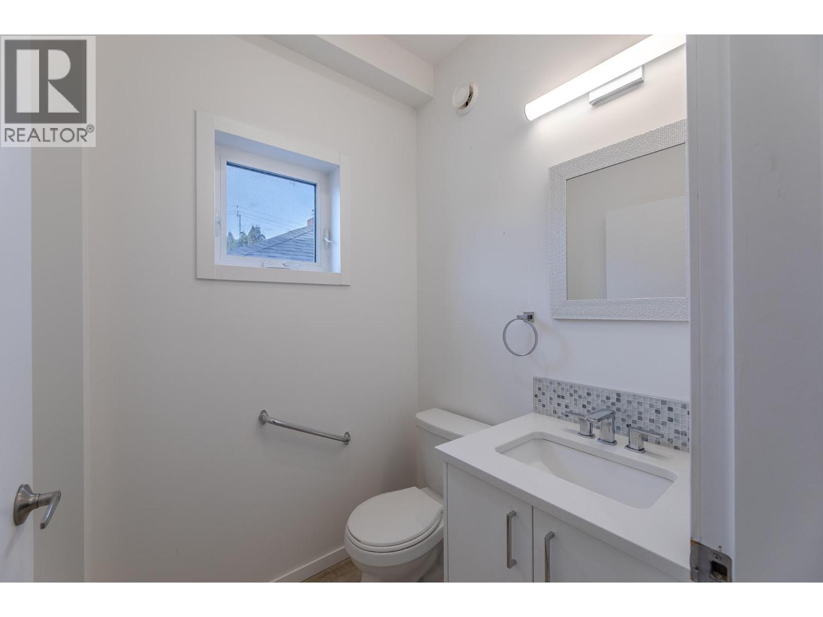 490 Eckhardt Avenue Unit# 101, Penticton, BC - Indoor Photo Showing Bathroom