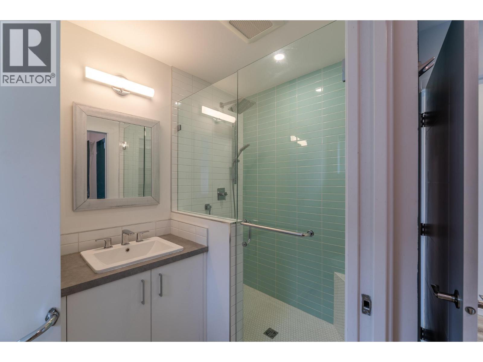 490 Eckhardt Avenue Unit# 101, Penticton, BC - Indoor Photo Showing Bathroom