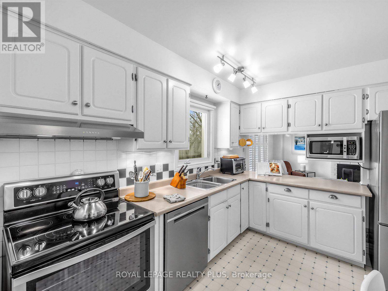 4138 Marigold Crescent, Mississauga, ON - Indoor Photo Showing Kitchen With Double Sink