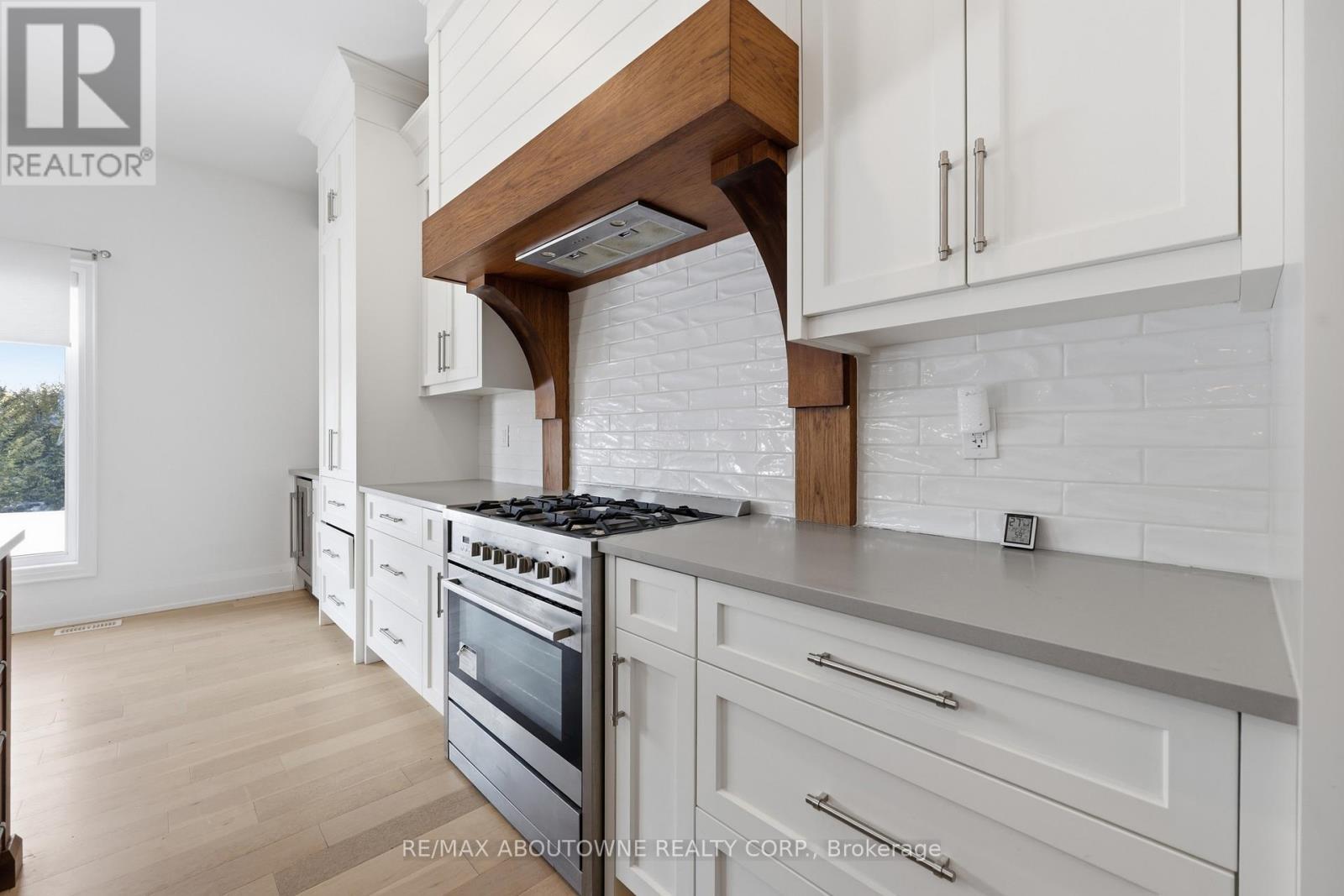 9042 Sideroad 10, Erin, ON - Indoor Photo Showing Kitchen With Upgraded Kitchen