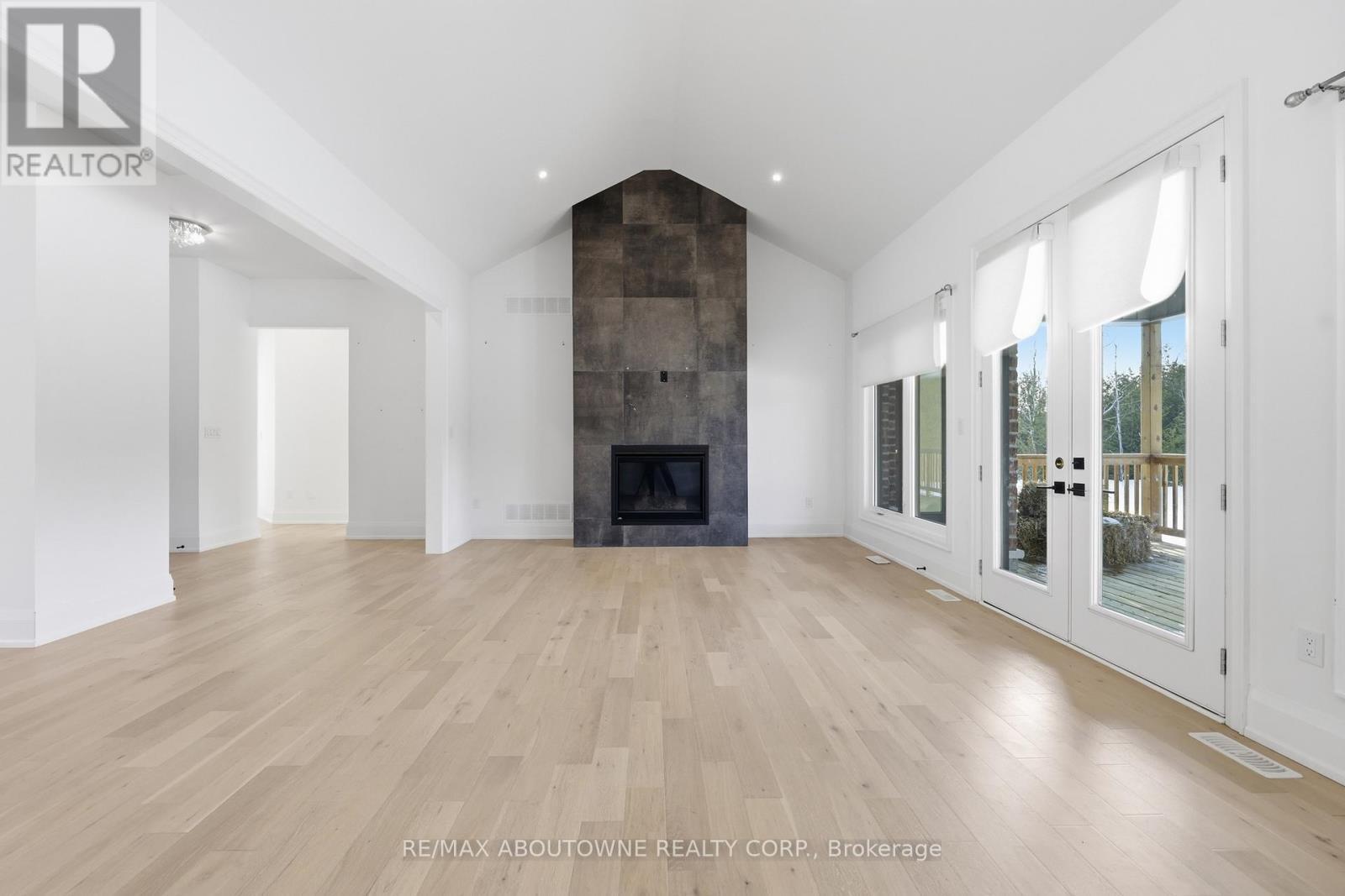 9042 Sideroad 10, Erin, ON - Indoor Photo Showing Living Room With Fireplace