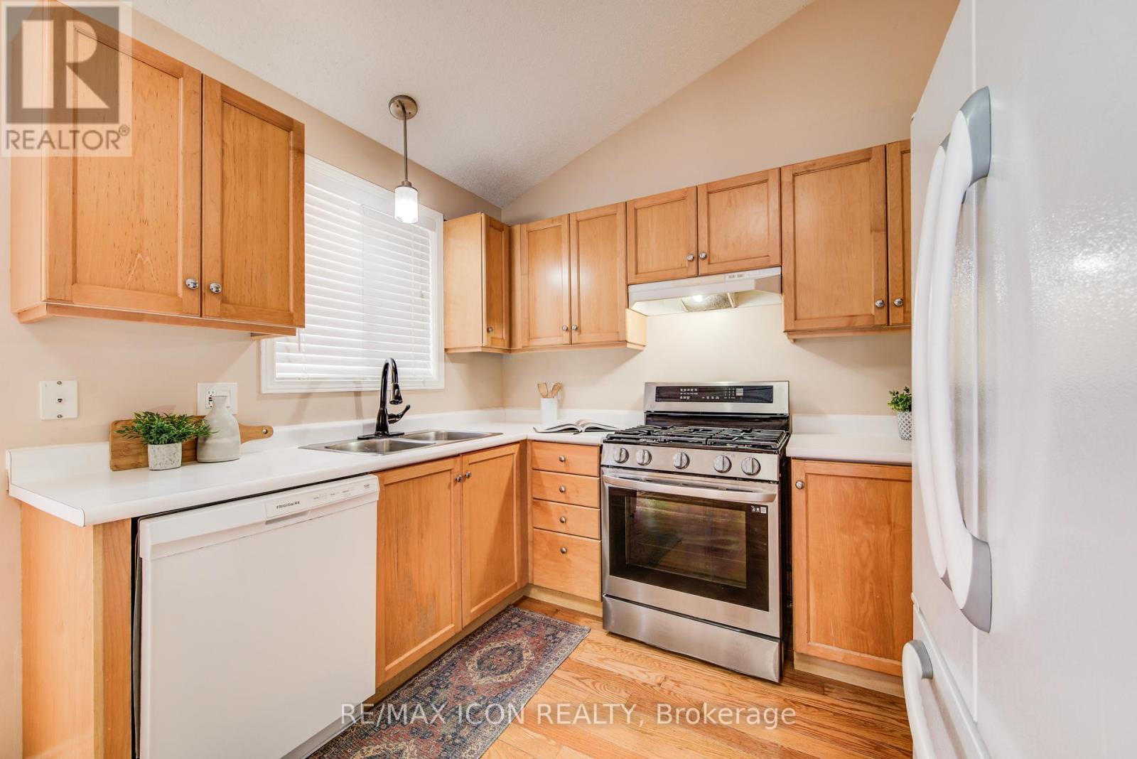 84 Endeavour Drive, Cambridge, ON - Indoor Photo Showing Kitchen With Double Sink