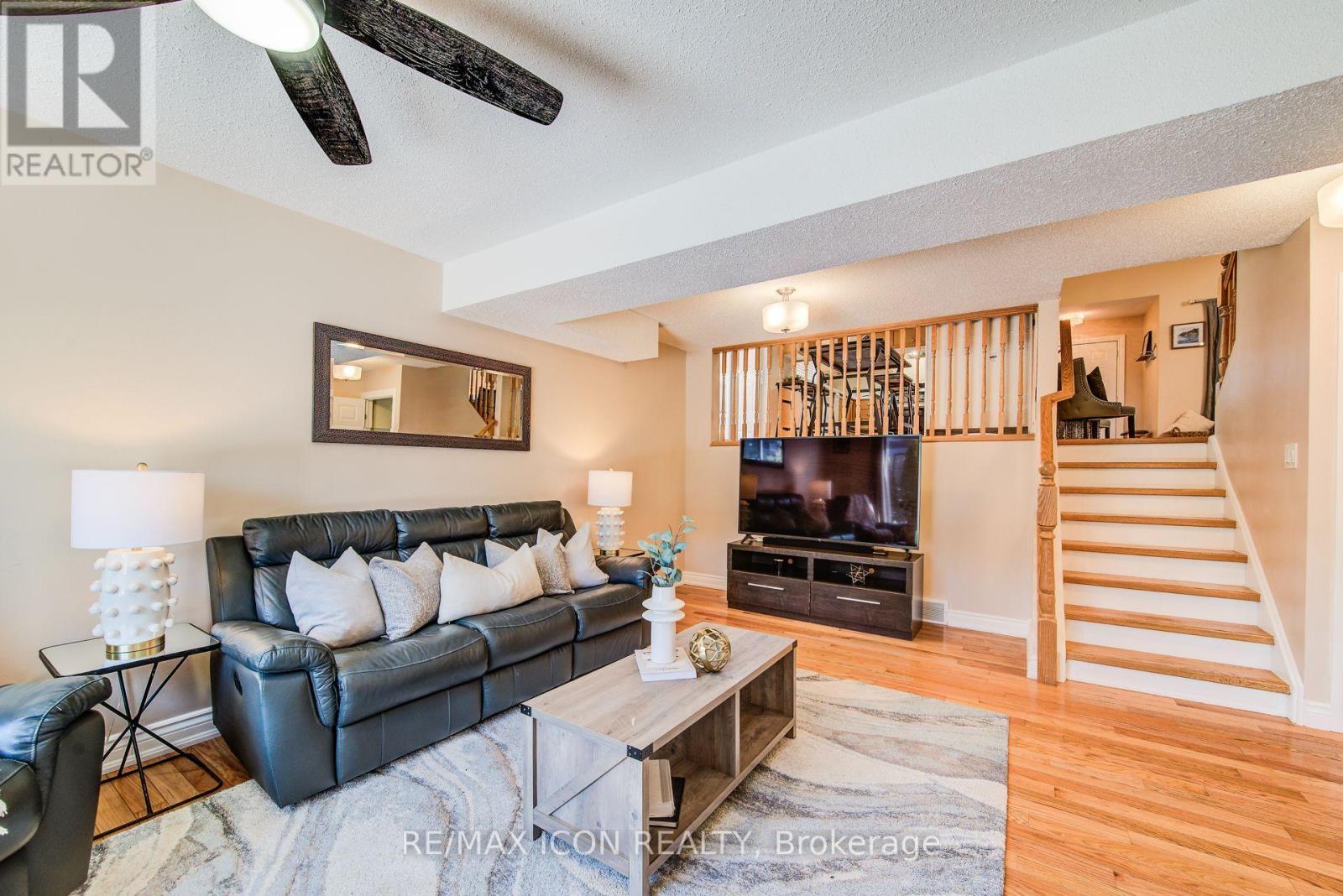 84 Endeavour Drive, Cambridge, ON - Indoor Photo Showing Living Room