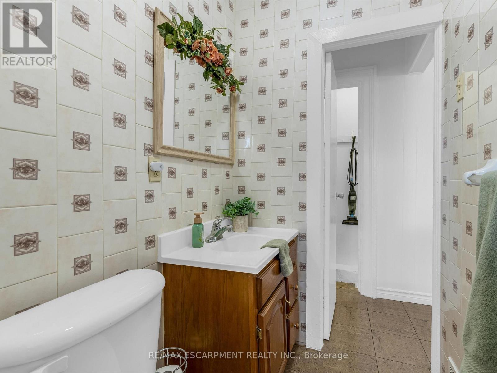 93 Murray Street E, Hamilton, ON - Indoor Photo Showing Bathroom