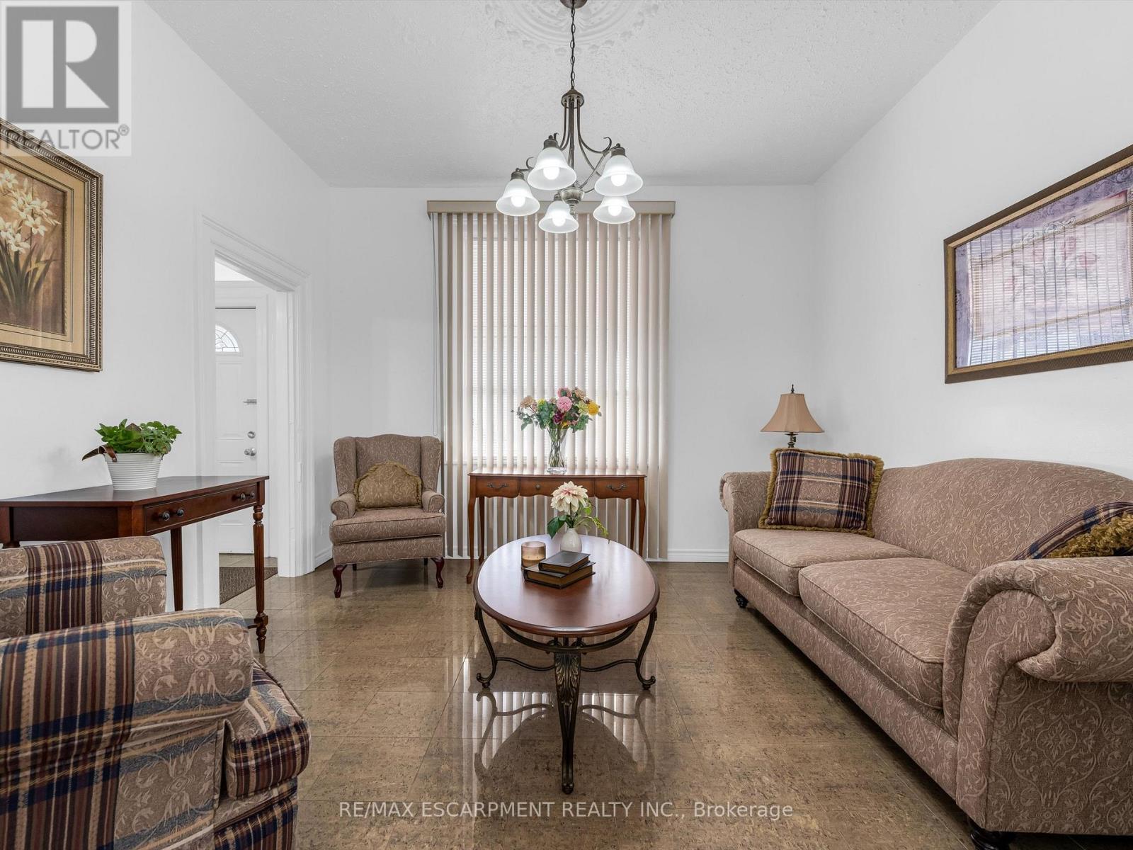 93 Murray Street E, Hamilton, ON - Indoor Photo Showing Living Room