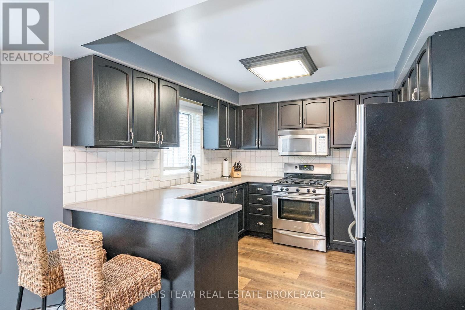 31 Etherington Crescent, Barrie, ON - Indoor Photo Showing Kitchen