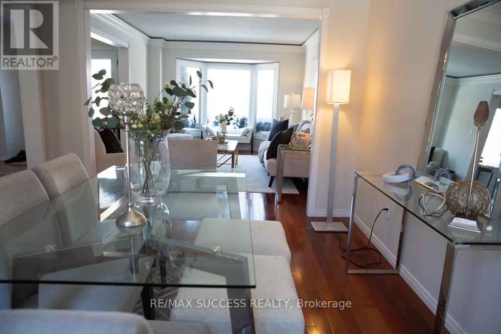 6643 Mockingbird Lane, Mississauga, ON - Indoor Photo Showing Dining Room