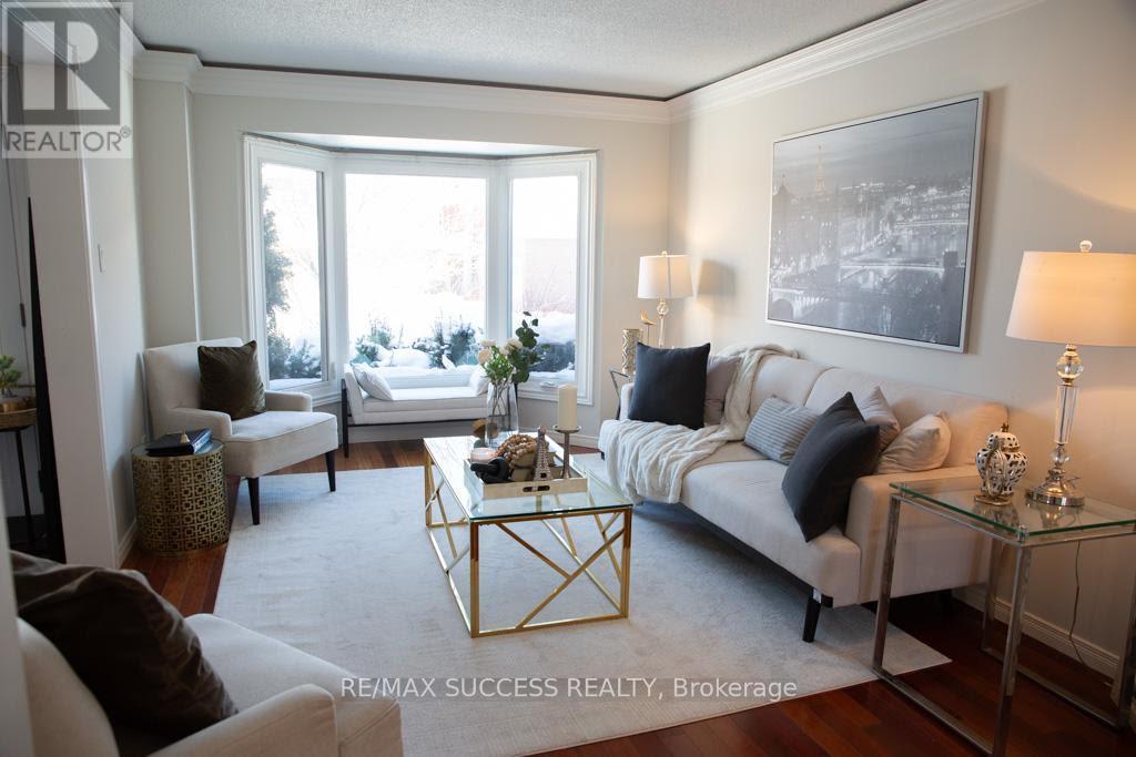 6643 Mockingbird Lane, Mississauga, ON - Indoor Photo Showing Living Room