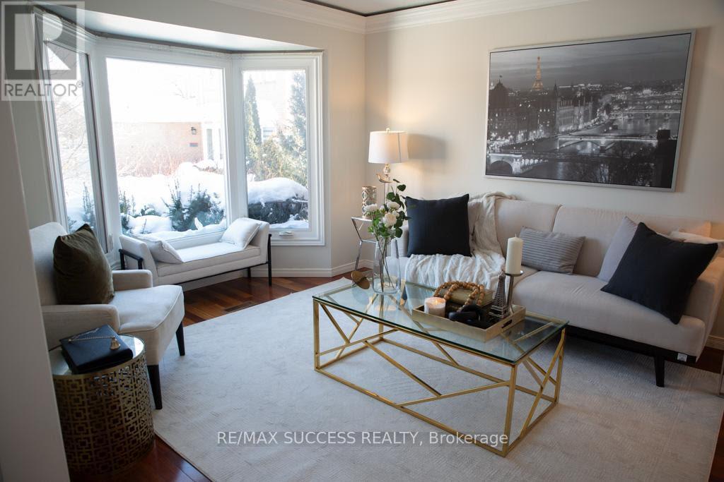 6643 Mockingbird Lane, Mississauga, ON - Indoor Photo Showing Living Room