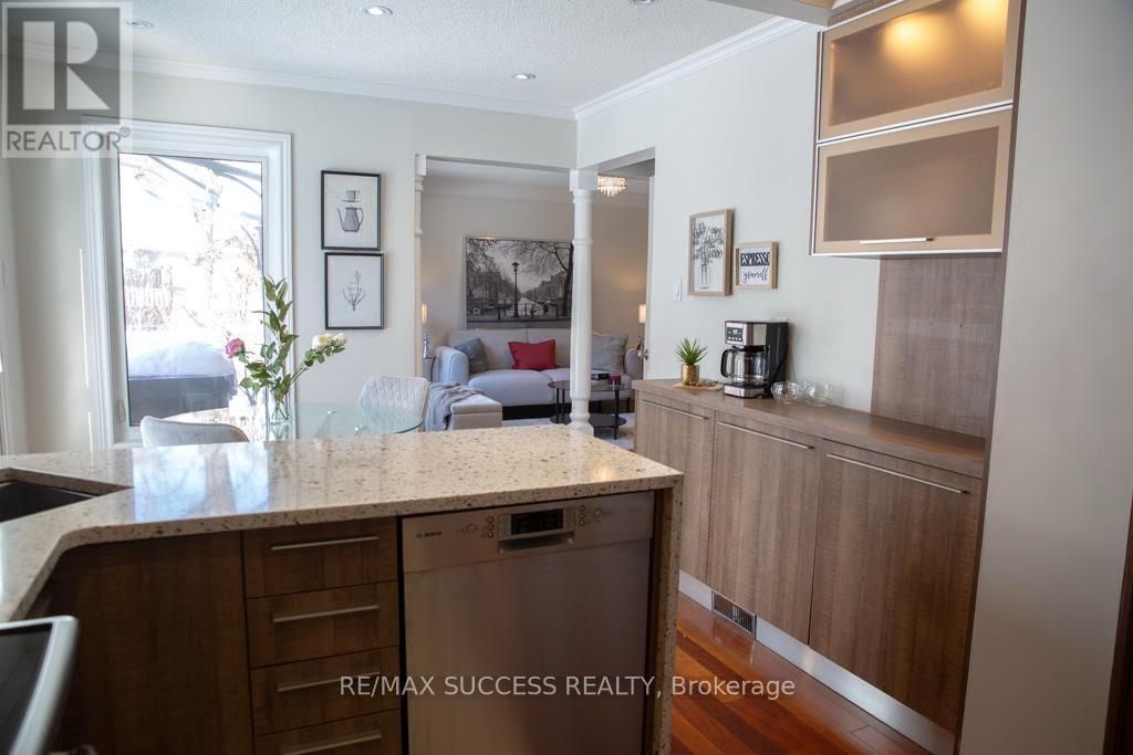 6643 Mockingbird Lane, Mississauga, ON - Indoor