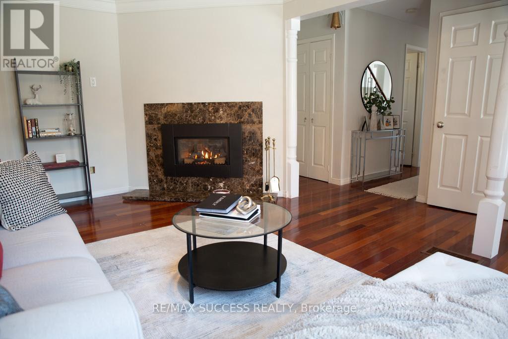 6643 Mockingbird Lane, Mississauga, ON - Indoor Photo Showing Living Room With Fireplace