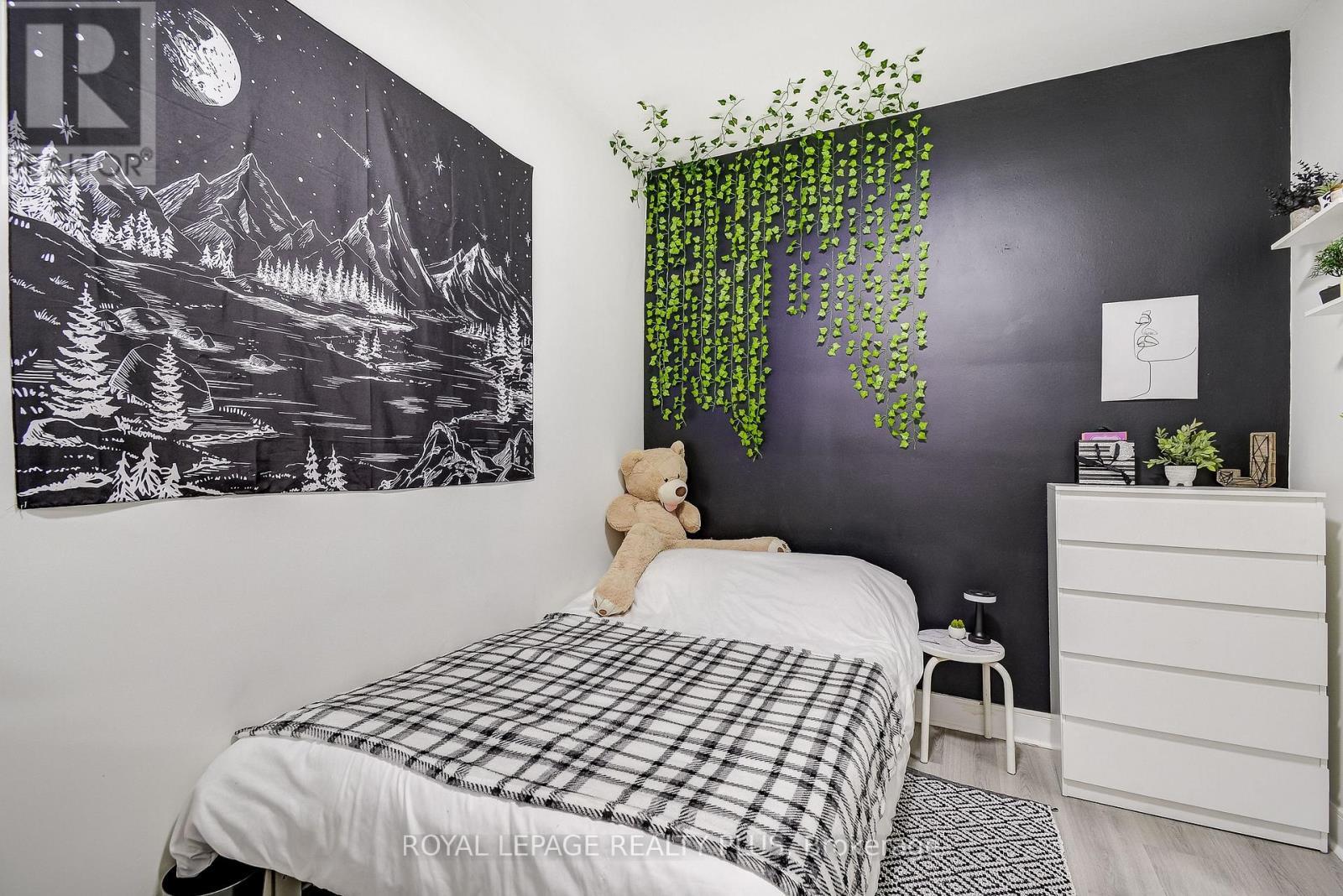 58 East 22Nd Street, Hamilton, ON - Indoor Photo Showing Bedroom